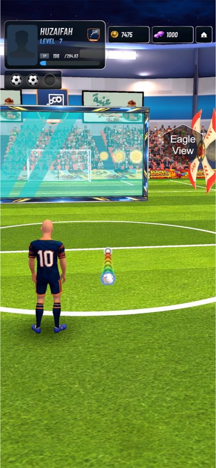 ركلة حرّة: اللاعب رقم 10 أمام حاجز زجاجي متحرك يحجب المرمى.